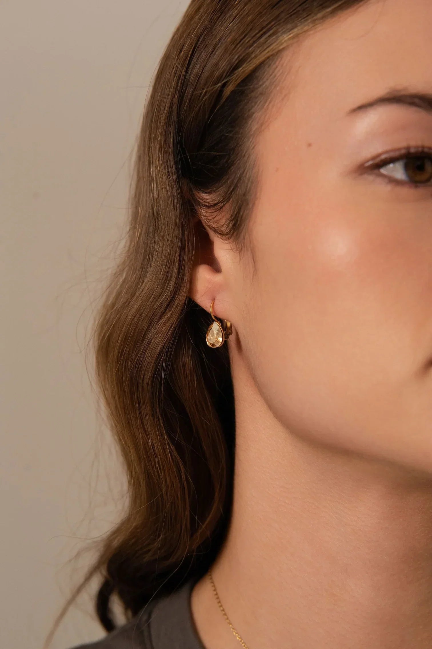 Boucles Bertille mini (beige soleil) - cristaux Swarovski®